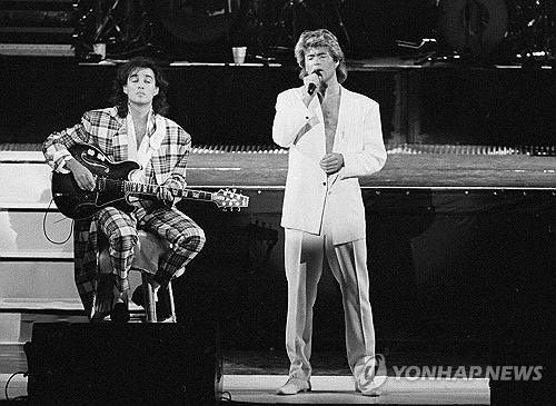 지난 1985년 중국 콘서트에서 공연 중인 조지 마이클(왼쪽)과 앤드루 리즐리. [AP=연합뉴스]