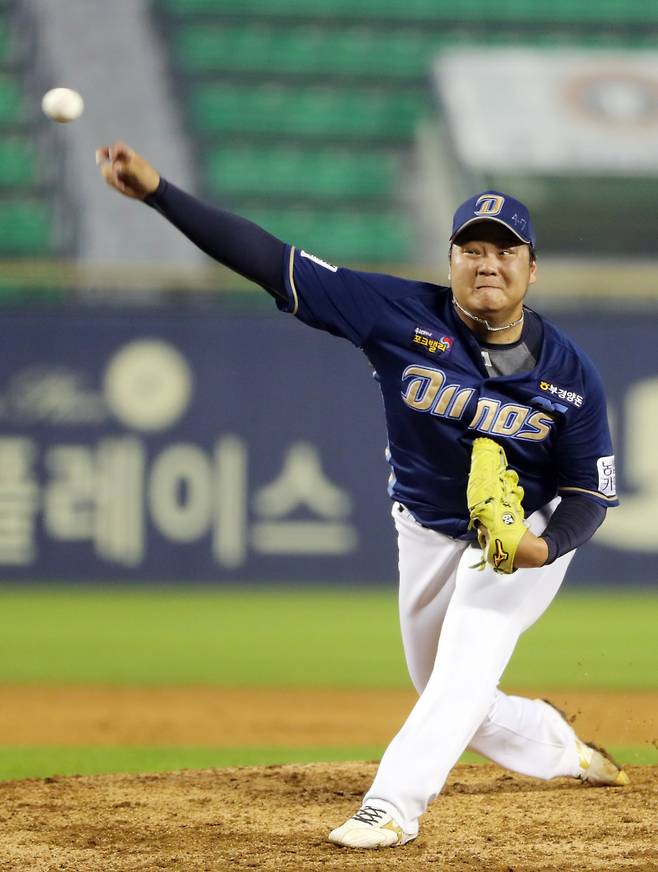 "신한은행 MYCAR KBO 리그 프로야구 두산 베어스-NC 다이노스 전이 18일 잠실야구장에서 열렸다. NC 이민호가 역투하고 있다. IS 포토