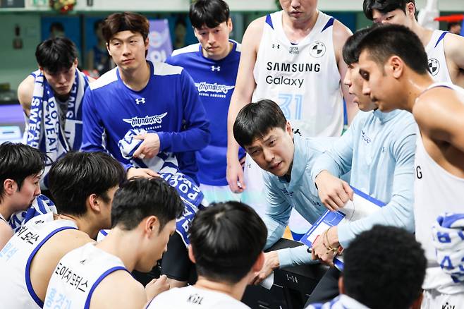 23일 대구체육관에서 열린 대구 한국가스공사와 서울 삼성의 경기. 김효범 삼성 감독대행이 작전 지시를 내리고 있다. 사진=KBL