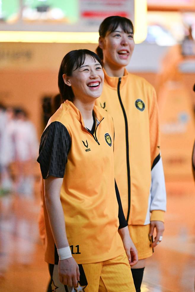 23일 청주체육관에서 열린 청주 KB와 부산 BNK의 경기. KB 강이슬(앞)과 박지수의 모습. 사진=WKBL