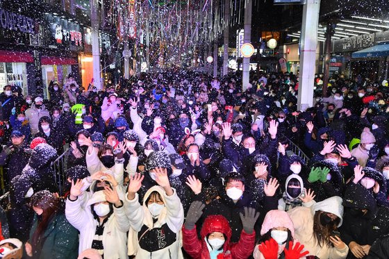 성남동 눈꽃축제에서 방문객들이 즐거운 시간을 보내고 있다. 사진은 지난해 연말 축제 때 모습. 사진 울산 중구청