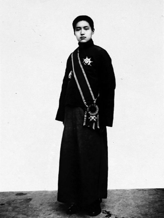 1935년 7월 8일 쿵더청은 민국시대에 적합하지 않은 연성공 대신 공자 제사만 모시는 세습특임관 대성지성선사봉사관(大成至聖先師特奉祀官)에 취임했다.