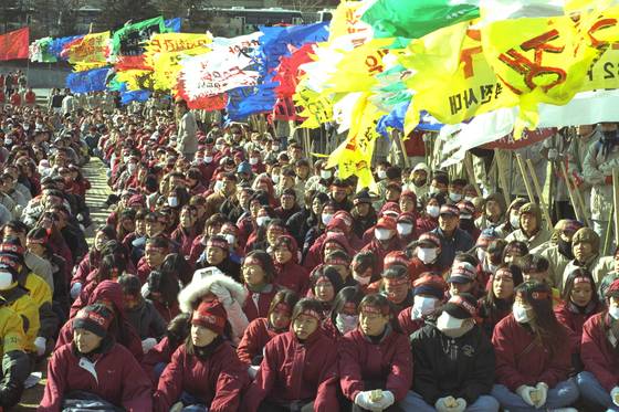 1999년 1월 28일 LG반도체 청주·구미·서울공장의 근로자들이 서울 여의도 둔치에서 현대전자와의 통합에 반대하는 집회를 갖고 있다. [중앙포토]