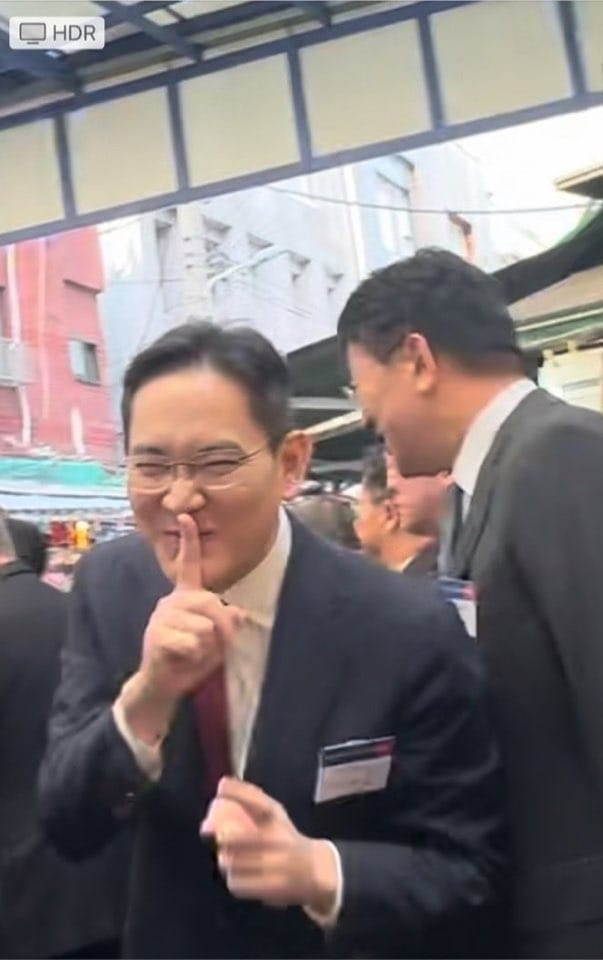 이재용 삼성전자 회장이 12월6일 윤석열 대통령을 수행한 부산 국제시장에서 손가락으로 입을 가리며 ‘쉿’ 하는 듯한 표정을 짓고 있다. 사진은 온라인에서 일명 ‘재드래곤 짤’로 큰 화제가 됐다. 이영 중소벤처기업부장관 페이스북 갈무리