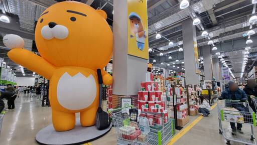 스타필드 수원점(2024년 1월 전면개장)에 위치한 트레이더스 홀 세일 클럽 수원화서점 내 크리스마스 한정판 ‘카카오프렌즈 골프 로드쇼’ 팝업매장의 모습. 이나경기자