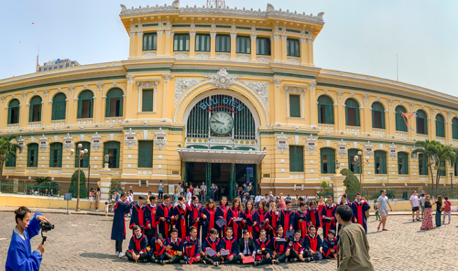 베트남 호치민의 한 학교 졸업식 촬영장면. <게티이미지뱅크>