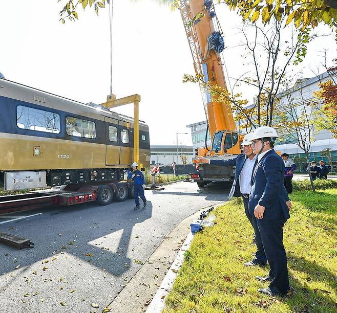 김병수 김포시장이 지난 10월 27일 증차된 골드라인의 첫 번째 편성차량 현장점검에서 관계자들과 골드라인 증차사업에 대해 논의하고 있다.[김포시]