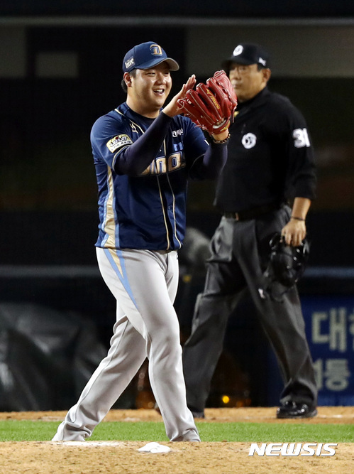 【서울=뉴시스】박영태 기자 = 18일 서울 잠실야구장에서 열린 2017 KBO 포스트시즌 플레이오프 두산 베어스 대 NC 다이노스의 2차전 경기, 두산 5회말 2사 3번 박건우를 내야땅볼로 처리한 NC 투수 이민호가 박수를 치고 있다. 2017.10.18. since1999@newsis.com