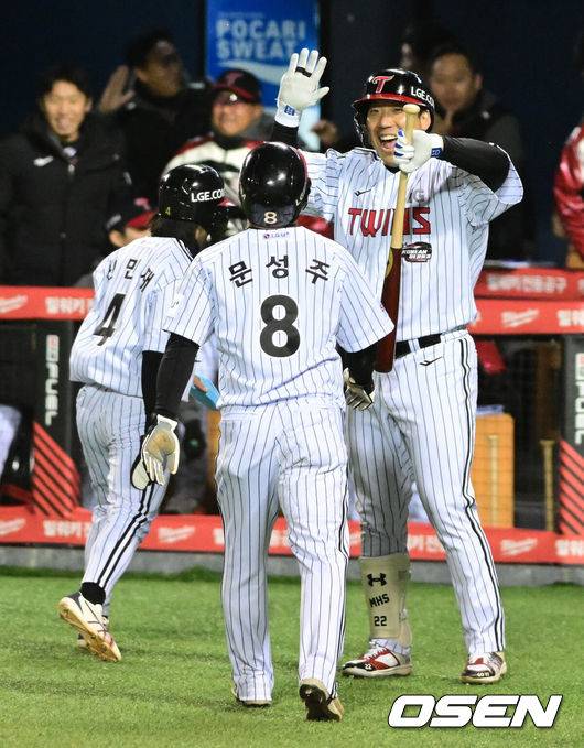 [OSEN=잠실, 지형준 기자] 2023 KBO 프로야구 포스트시즌 한국시리즈 5차전 LG 트윈스와 KT 위즈의 경기가 열렸다. 3회말 1사 2,3루에서 LG 신민재, 문성주가 박해민의 선제 2타점 적시 2루타에 득점에 성공하며 김현수와 기뻐하고 있다. 2023.11.13 / jpnews.osen.co.kr