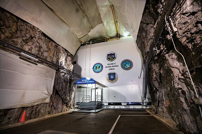 미국의 부호들이 대재앙에 대비하기 위한 지하벙커를 건설하고 있다는 보도가 나와 주목되고 있다. 사진은 콜로라도주의 샤이엔 마운틴 공군기지 안에 있는 지하벙커로 이곳은 30메가톤의 핵폭탄과 화학·생물학·방사선 공격을 견딜 수 있도록 지어진 것으로 알려졌다. ⓒEPA 연합