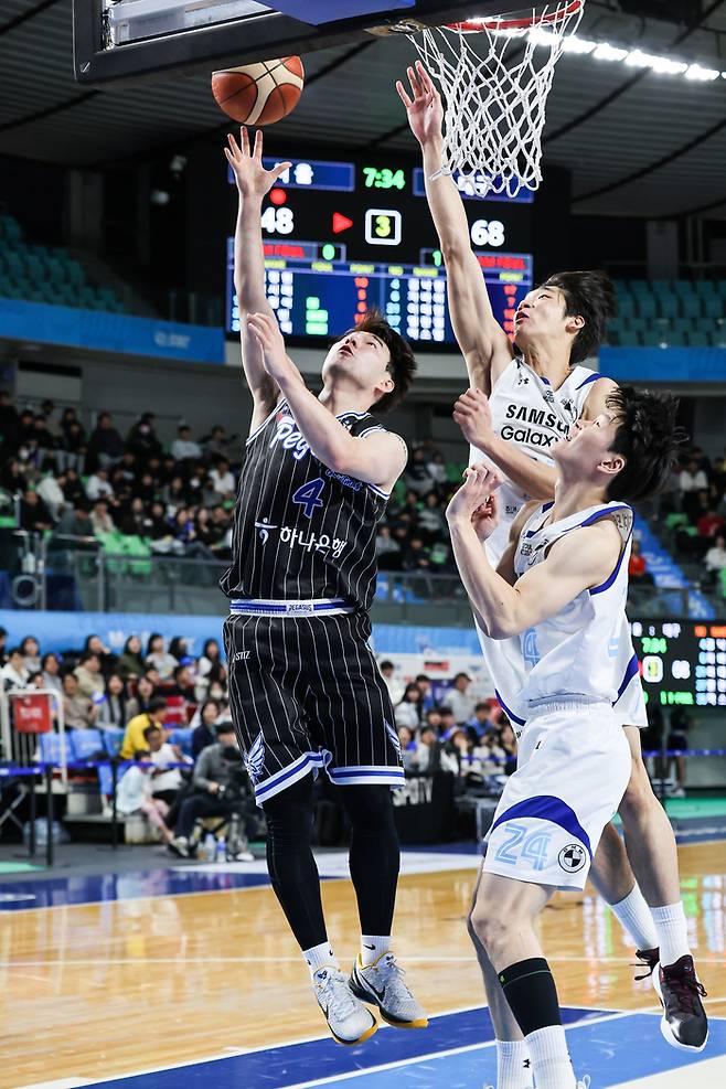 한국가스공사 김낙현(왼쪽)이 23일 삼성전에서 골밑슛을 시도하고 있다. KBL 제공