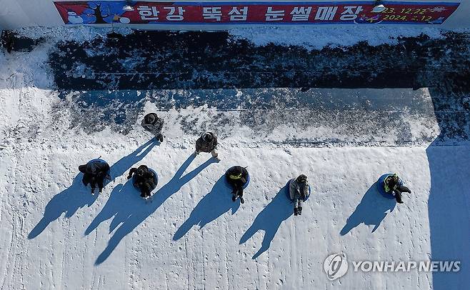 한강공원 눈썰매장 운영 시작 (서울=연합뉴스) 신현우 기자 = 22일 오전 서울 광진구 뚝섬한강공원 눈썰매장을 찾은 시민들이 눈썰매를 타고 있다.
    이날부터 운영을 시작한 뚝섬·잠원·여의도한강공원 눈썰매장은 내년 2월12일까지 운영된다. 2023.12.22 nowwego@yna.co.kr