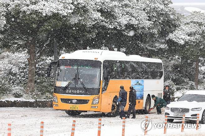 폭설에 마비된 도로 (제주=연합뉴스) 박지호 기자 = 폭설이 쏟아진 22일 오전 제주시 공항로가 눈길에 미끄러진 차량이 엉켜 마비돼 있다. 2023.12.22 jihopark@yna.co.kr