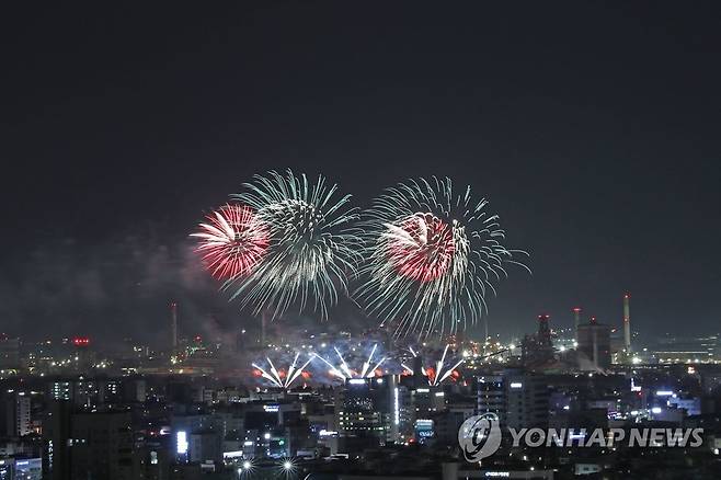 포항불빛축제에 나온 세계 각국 불꽃 (포항=연합뉴스) 손대성 기자 = 27일 밤 경북 포항 형산강체육공원 일원에서 열린 포항국제불빛축제에서 국제불꽃쇼에 참가한 각국 팀이 쏘아올린 불꽃이 포항 하늘을 수놓고 있다. 2023.5.27 sds123@yna.co.kr