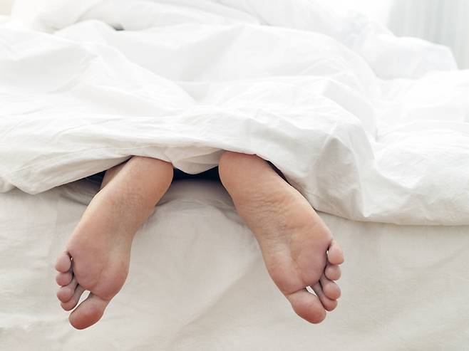 나체 수면은 부부 관계 개선 등에 이롭지만 체온 조절 기능이 약하면 주의해야 한다. [사진=게티이미지뱅크]