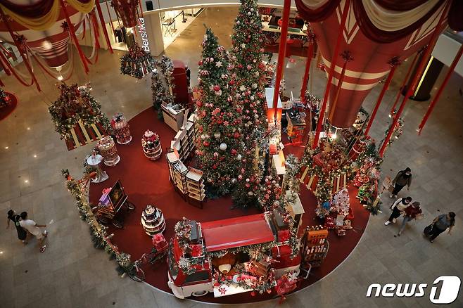 4일(현지시간) 말레이시아 쿠알라룸푸르의 한 쇼핑몰에 화려한 크리스마스 장식이 설치돼있다. 2020.12.04/ ⓒ 로이터=뉴스1 ⓒ News1 박재하 기자