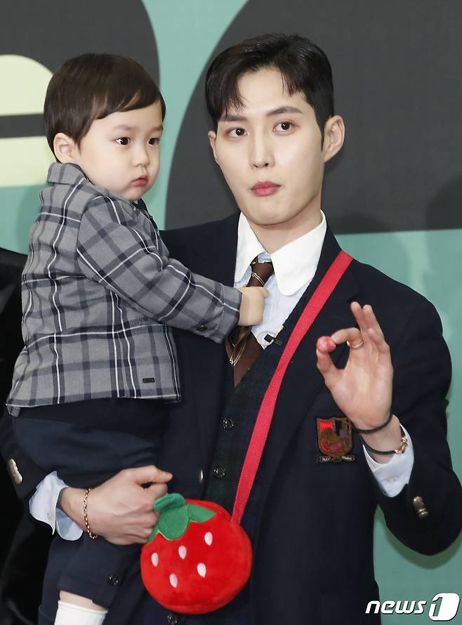 김준호와 은우 부자가 23일 오후 서울시 영등포구 여의도 KBS 신관 웨딩홀에서 열린 '2023 KBS 연예대상' 레드카펫 행사에서 포즈를 취하고 있다. ⓒ News1 권현진 기자