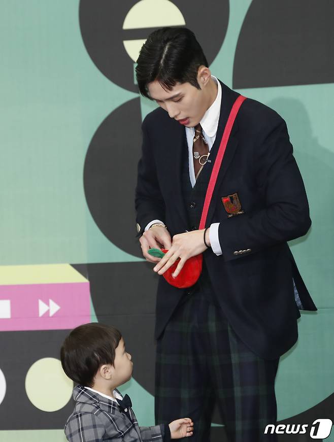 펜싱 선수 김준호가 23일 오후 서울시 영등포구 여의도 KBS 신관 웨딩홀에서 열린 '2023 KBS 연예대상' 레드카펫 행사에서 아들 은우에게 딸기 과자를 주고 있다. ⓒ News1 권현진 기자