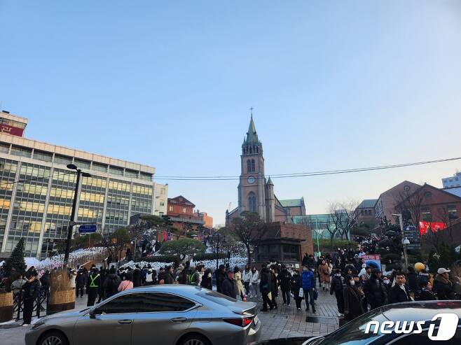 24일 서울 중구 명동성당의 모습. 사진을 찍으려는 이들로 인산인해를 이루고 있다./뉴스1 ⓒ 서상혁 기자