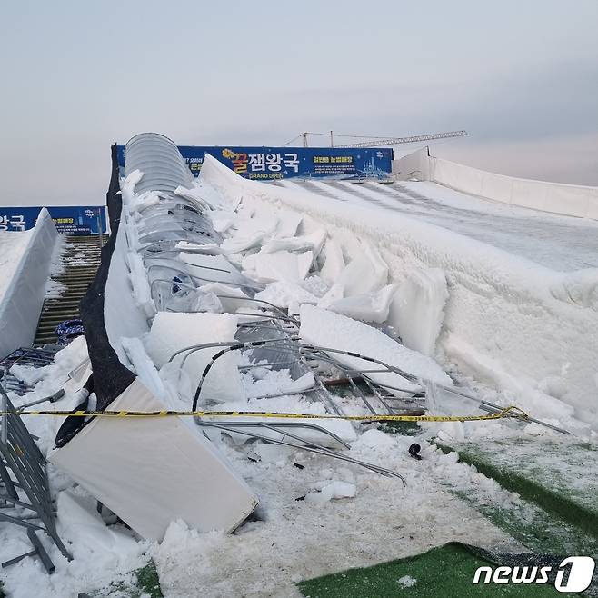 24일 오후 4시18분쯤 충북 청주시 상당구 지북동 눈썰매장에서 비닐하우스 형태의 보행통로 지붕 구조물이 무너져 당시 10여명이 깔렸다 구조됐다.(충북소방본부 제공).2023.12.24/뉴스1