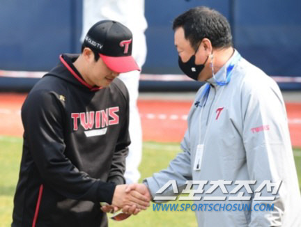 2021 프로야구 시범경기 두산베어스 와 LG트윈스의 경기가 26일 서울 잠실야구장에서 열릴 예정이다. 전날 LG로 트레이드된 두산 출신 투수 함덕주와 채지선이 차명석 단장과 포즈를 취하고 있다. 잠실=최문영 기자 deer@sportschosun.com /2021.03.26/