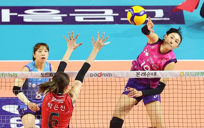 <yonhap photo-2118=""> 김연경 '강스파이크' (인천=연합뉴스) 임순석 기자 = 24일 인천 삼산월드체육관에서 열린 프로배구 V리그 여자부 흥국생명과 정관장의 경기. 흥국생명 김연경이 스파이크하고 있다. 2023.12.24 soonseok02@yna.co.kr/2023-12-24 17:55:53/ <저작권자 ⓒ 1980-2023 ㈜연합뉴스. 무단 전재 재배포 금지.></yonhap>