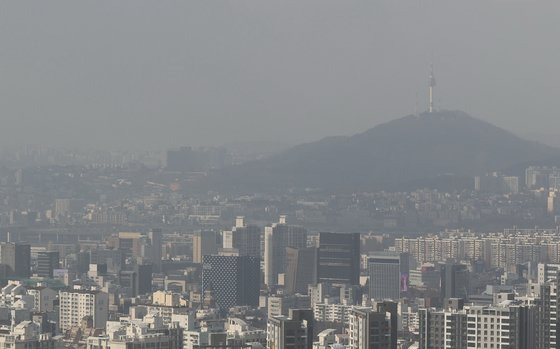 초미세먼지 농도 '나쁨'을 보인 20일 오후 서울 강남구에서 바라본 남산타워가 뿌옇게 보인다. 연합뉴스