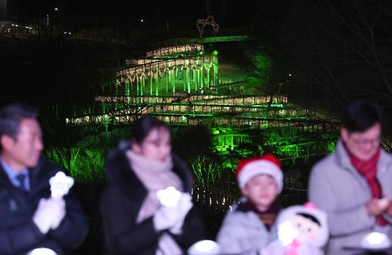 성탄절을 하루 앞둔 24일 오후 경기 김포시 애기봉평화생태공원 탐방로가 성탄트리 모양으로 불을 밝히고 있다. 뉴스1