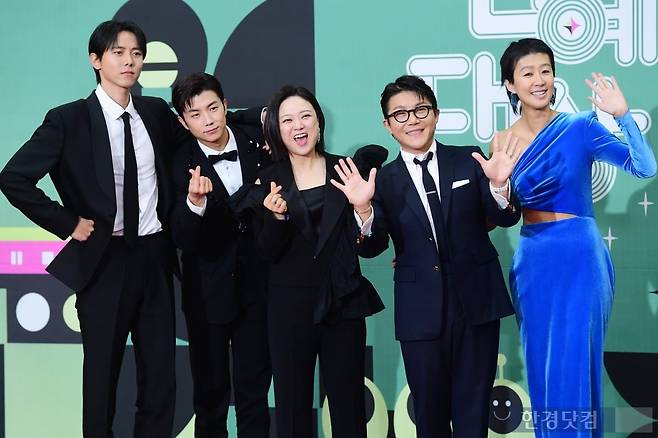 KBS '홍김동전' 팀 주우재, 우영, 김숙, 조세호, 홍진경이 23일 오후 서울 여의도 KBS 신관 공개홀에서 열린 '2023 KBS 연예대상' 레드카펫 행사에 참석해 포토타임을 갖고 있다. / 변성현 한경닷컴 기자 byun84@hankyung.com