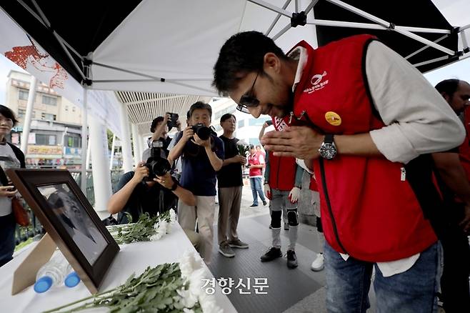 전텨일 열사의 어머니 이소선 여사의 기일에 서울 종로구 전태일 다리의 전태일 동상 옆 여사의 영정사진 앞에 외국인 노동자들이 헌화하고 있다. 김창길기자