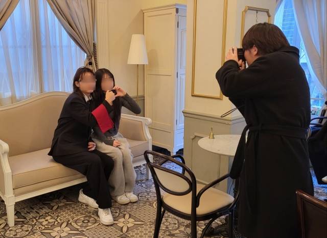 집사카페에서 한 손님이 집사와 함께 폴라로이드 사진을 찍는 서비스를 이용하고 있다. 구정하 기자