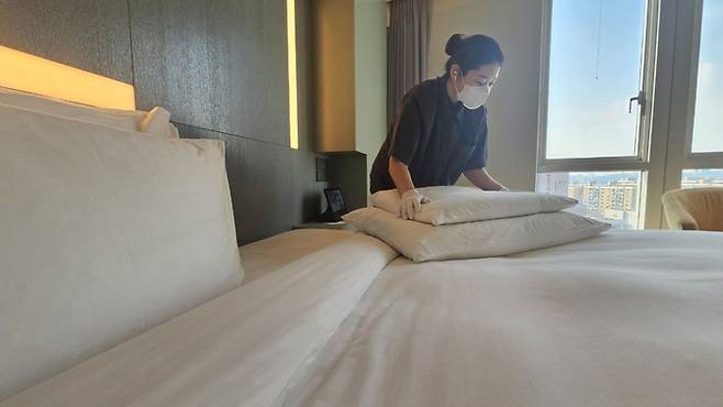 24일 서울시내 한 호텔에서 외국인 직원이 객실을 정돈하고 있다. [이진한 기자]