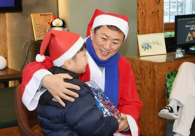 김명진 예비후보, 신애원 방문해 ‘산타day’ 행사