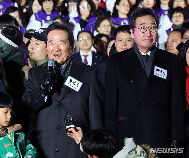 [서울=뉴시스] 김금보 기자 = 정세균 전 국회의장이 24일 오후 서울 영등포구 여의도순복음교회 십자가탑광장에서 열린 성탄전야제에서 성탄인사를 하고 있다. 2023.12.24. kgb@newsis.com