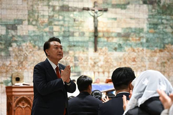 [서울=뉴시스] 윤석열 대통령이 24일 서울 종로구 혜화동성당에서 열린 성탄대축일 미사에서 주임신부의 소개에 따라 자리에서 일어나 신도들에게 인사하고 있다. (사진=대통령실 제공) 2023.12.24. photo@newsis.com *재판매 및 DB 금지