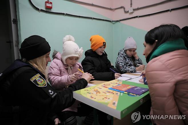 20일(현지시간) 학교 근처 방공호에서 교육받는 우크라이나 키이우 어린이들.  [EPA 연합뉴스 자료사진. 재배포 및 DB 금지]