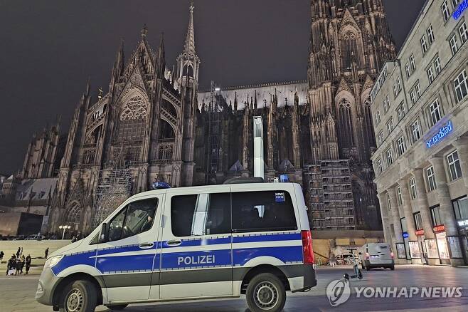 23일 밤 쾰른 성당 앞 경찰차가 세워져 있다. [AP/dpa=연합뉴스]