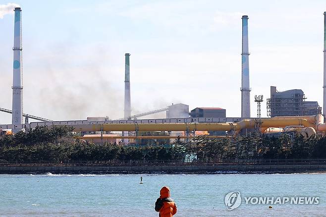 방산작업으로 배출되는 가스와 불 (포항=연합뉴스) 손대성 기자 = 지난 23일 경북 포항시 남구 포스코 포항제철소에서 불이 난 뒤 부생가스를 밖으로 내보내는 방산작업 과정에서 공장 곳곳에 불과 함께 검은 연기가 나고 있다. 이 때문에 주민들은 대형 화재가 난 것이 아닌지 불안에 떨어야 했다. 2023.12.23 sds123@yna.co.kr