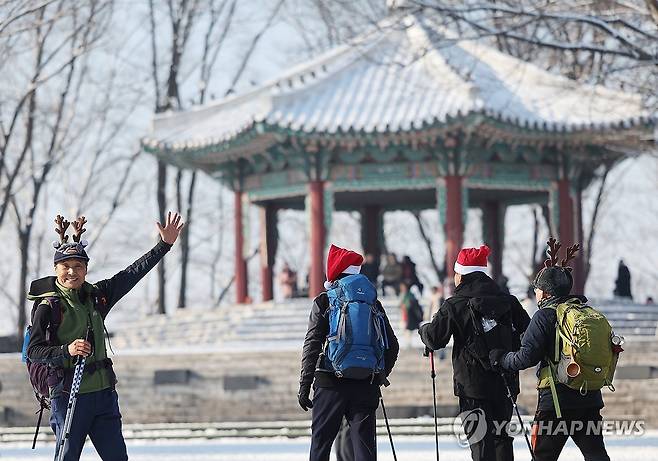 세월도 비껴간 순수함 (서울=연합뉴스) 박동주 기자 = 24일 오전 남산에서 등산객들이 눈 구경을 하고 있다. 2023.12.24 pdj6635@yna.co.kr