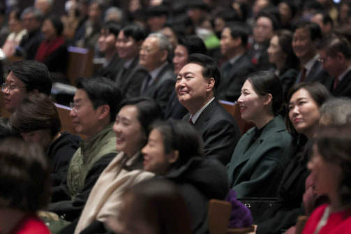 윤석열 대통령이 성탄절인 25일 서울 중구 정동제일교회에서 열린 성탄 예배에 참석해 공연을 관람하고 있다. (사진=대통령실)