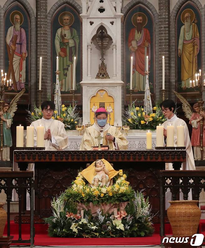 정순택 천주교 대주교(서울대교구장)가 24일 자정 서울 중구 명동성당에서 주님 성탄 대축일 밤미사를 집전하고 있다. 2023.12.25/뉴스1 ⓒ News1 박세연 기자