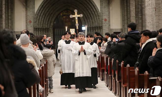 24일 자정 서울 중구 명동성당에서 정순택 천주교 대주교(서울대교구장) 집전으로 성탄 대축일 밤미사가 열리고 있다. 2023.12.25/뉴스1 ⓒ News1 박세연 기자