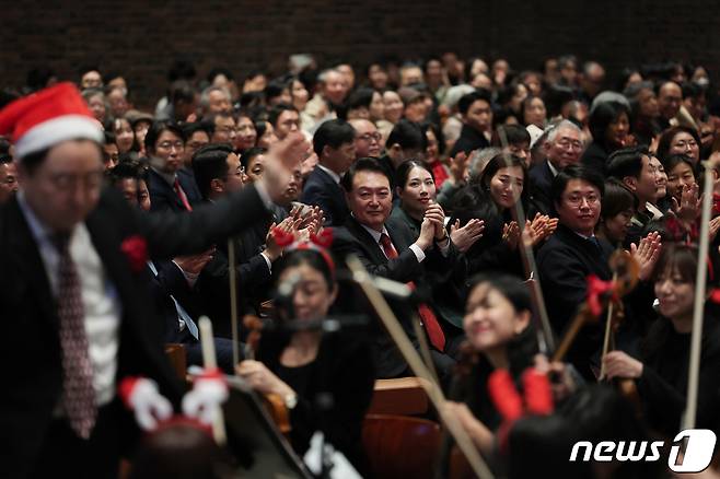 윤석열 대통령이 성탄절인 25일 오전 서울 중구 정동제일교회에서 열린 2023 성탄축하예배에 참석해 시온오케스트라 공연을 관람하며 손뼉치고 있다. (대통령실 제공) 2023.12.25/뉴스1 ⓒ News1 안은나 기자