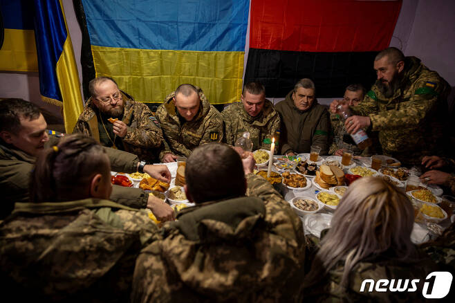 우크라이나 육군 제14기계화여단 소속 장병들이 동부 최전방 쿠피안스크에서 성탄절을 하루 앞둔 24일(현지시간) 촛불을 켠 채 저녁 식사를 하고 있다. 2023.12.24. ⓒ 로이터=뉴스1 ⓒ News1 김성식 기자
