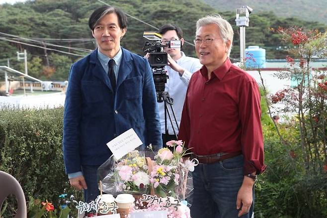 문재인 전 대통령이 지난달 9일 오후 경남 양산시 하북면 평산책방에서 열린 '디케의 눈물' 작가 사인회에서 조국 전 법무부 장관과 대화를 하고 있다. ⓒ뉴시스