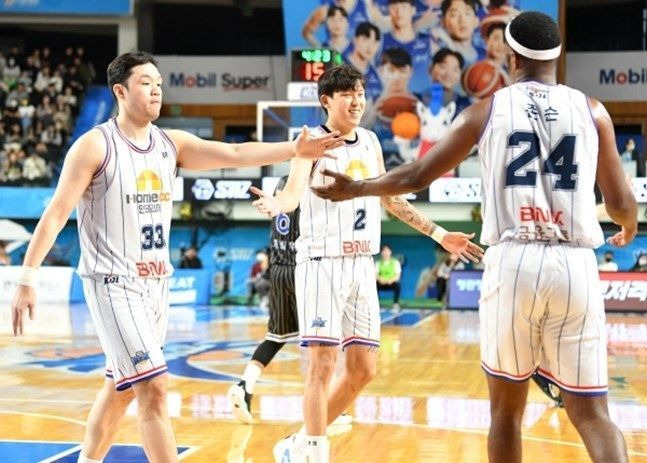 부산KCC 이승현(맨 왼쪽). ⓒ KBL