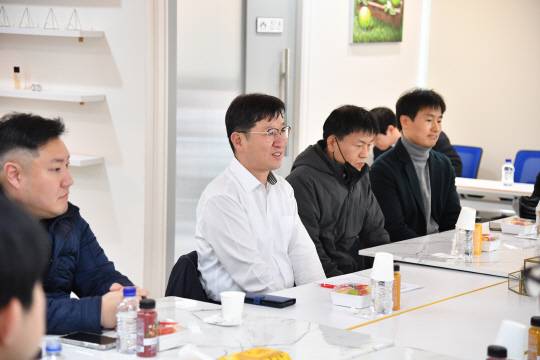 성창훈 조폐공사 사장(왼쪽 두 번째)이 자유로운 분위기에서 KOMSCO 3040 자문단원들의 의견을 경청하고 있다.>