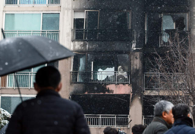 ▲ 연휴 마지막 날이자 성탄절인 25일 새벽 서울 도봉구의 한 고층 아파트에서 불이 나 2명이 숨지고 29명이 다쳤다. 사진은 이날 사고 현장의 모습. 연합뉴스