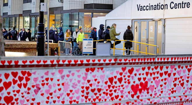 2021년 12월 영국 런던의 한 병원 앞에서 코로나19 백신 접종을 위해 대기 중인 시민들의 모습. /사진=AFP