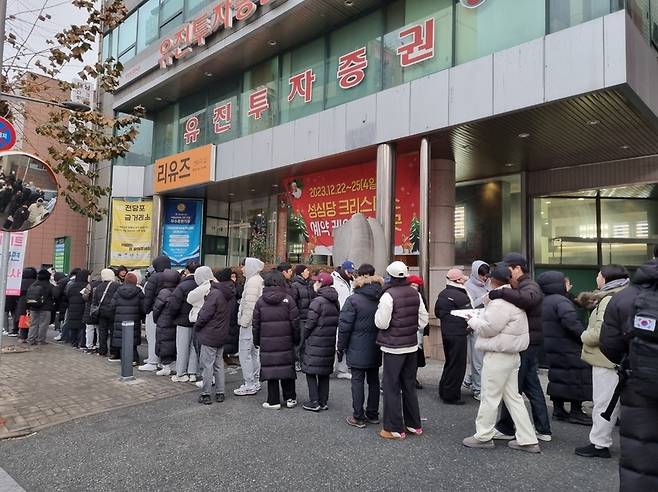 성심당 오픈런 구매를 위해 시민들이 줄을 선 모습 / 사진=연합뉴스